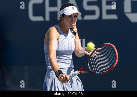 New York, USA. August 2023. Louisa Chirico aus den USA kehrt in der 1. Runde gegen NAO Hibino aus Japan zurück, nachdem er sich am 23. August 2023 im Billy Jean King Tennis Center in New York für die US Open Championship qualifiziert hatte. Chirico siegte in der Reihe. (Foto: Lev Radin/SIPA USA) Credit: SIPA USA/Alamy Live News Stockfoto