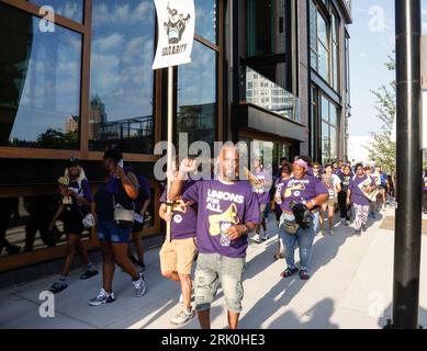 Milwaukee, Vereinigte Staaten. August 2023. Die Anhänger der Union marschieren und protestieren bei der ersten Debatte über die Präsidentschaftskandidaten der Republikaner im Jahr 2024 auf dem Fiserv Forum in Milwaukee, Wisconsin, 23. August 2023. Das Fiserv-Forum wird vom 15. Bis 18. Juli 2024 Austragungsort der Republikanischen Nationalversammlung sein, auf der der republikanische Präsidentschaftskandidat nominiert wird. Foto von Tannen Maury/UPI Credit: UPI/Alamy Live News Stockfoto