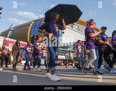 Milwaukee, Vereinigte Staaten. August 2023. Die Anhänger der Union marschieren und protestieren bei der ersten Debatte über die Präsidentschaftskandidaten der Republikaner im Jahr 2024 auf dem Fiserv Forum in Milwaukee, Wisconsin, 23. August 2023. Das Fiserv-Forum wird vom 15. Bis 18. Juli 2024 Austragungsort der Republikanischen Nationalversammlung sein, auf der der republikanische Präsidentschaftskandidat nominiert wird. Foto von Tannen Maury/UPI Credit: UPI/Alamy Live News Stockfoto