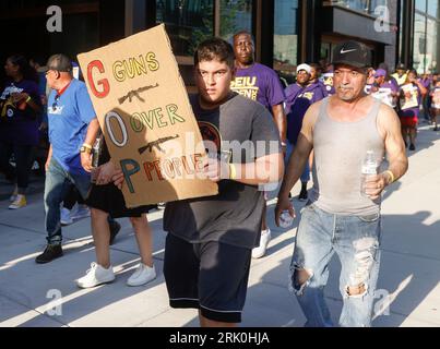 Milwaukee, Vereinigte Staaten. August 2023. Die Anhänger der Union marschieren und protestieren bei der ersten Debatte über die Präsidentschaftskandidaten der Republikaner im Jahr 2024 auf dem Fiserv Forum in Milwaukee, Wisconsin, 23. August 2023. Das Fiserv-Forum wird vom 15. Bis 18. Juli 2024 Austragungsort der Republikanischen Nationalversammlung sein, auf der der republikanische Präsidentschaftskandidat nominiert wird. Foto von Tannen Maury/UPI Credit: UPI/Alamy Live News Stockfoto