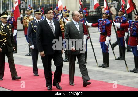 Bildnummer: 52751773  Datum: 27.10.2008  Copyright: imago/Xinhua Präsident Alan Garcia (li., Peru) und König Juan Carlos von Spanien während eines Treffens in Lima - PUBLICATIONxNOTxINxCHN, Personen; 2008, Lima, Politik, Adel, premiumd; , quer, Kbdig, Gruppenbild, Randbild, People    Bildnummer 52751773 Date 27 10 2008 Copyright Imago XINHUA President Alan Garcia left Peru and King Juan Carlos from Spain during a Meeting in Lima PUBLICATIONxNOTxINxCHN People 2008 Lima politics Adel premiumd horizontal Kbdig Group photo Edge image Celebrities Stock Photo