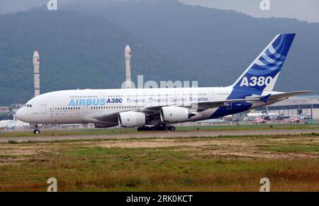 Bildnummer: 52759212 Datum: 03.11.2008 Copyright: imago/Xinhua Airbus A380 landet für die Internationale Luft- und Raumfahrtausstellung in Zhuhai - China - PUBLICATIONxNOTxINxCHN, Objekte, premiumd; 2008, Zhuhai, China, Ausstellung, Landung, Flugzeug, A 380; , quer, Kbdig, Einzelbild, Freisteller, Schriftzug, Logos, , Luftfahrt, Verkehr, , Asien Bildnummer 52759212 Datum 03 11 2008 Copyright Imago XINHUA Airbus A380 landet für die Internationale Luft- und Raumfahrtausstellung in Zhuhai China PUBLICATIONxNOTxINxCHN Objekte uraufgeführt 2008 Zhuhai China Exhibition Landing Aircraft A 380 HO Stockfoto