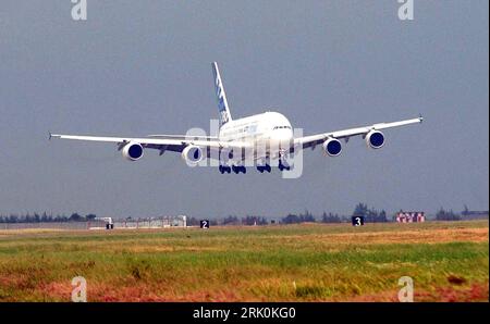 Bildnummer: 52759211  Datum: 03.11.2008  Copyright: imago/Xinhua Airbus A380 landet für die International Aviation and Aerospace Exhibition in Zhuhai - China - PUBLICATIONxNOTxINxCHN, Objekte , premiumd; 2008, Zhuhai, China, Ausstellung, Landung, Flugzeug, A 380; , quer, Kbdig, Einzelbild, Freisteller,  , Luftfahrt, Verkehr,  , Asien    Bildnummer 52759211 Date 03 11 2008 Copyright Imago XINHUA Airbus A380 lands for the International Aviation and Aerospace Exhibition in Zhuhai China PUBLICATIONxNOTxINxCHN Objects premiumd 2008 Zhuhai China Exhibition Landing Aircraft a 380 horizontal Kbdig Sin Stock Photo