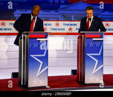 Milwaukee, Vereinigte Staaten. August 2023. Der republikanische Präsidentschaftskandidat Tim Scott (L) und der republikanische Präsidentschaftskandidat Doug Burgum (R) stehen auf ihren Positionen während der ersten republikanischen Präsidentschaftsdebatte des Präsidentschaftskandidatums 2024 auf dem Fiserv Forum in Milwaukee, Wisconsin, 23. August 2023. Das Fiserv-Forum wird vom 15. Bis 18. Juli 2024 Austragungsort der Republikanischen Nationalversammlung sein, auf der der republikanische Präsidentschaftskandidat nominiert wird. Foto von Tannen Maury/UPI Credit: UPI/Alamy Live News Stockfoto