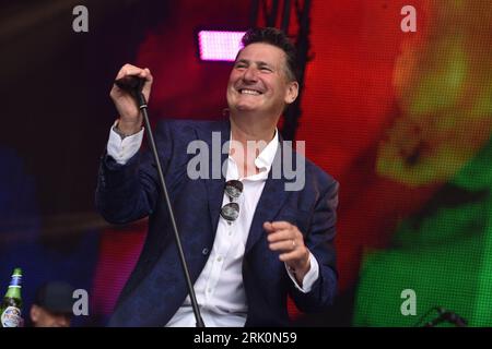 Henley on Thames, Großbritannien. August 2023. Tony Hadley spielt auf der Bühne während des Rewind Festival South 2023 in Temple Island Meadows. (Foto: James Warren/SOPA Images/SIPA USA) Credit: SIPA USA/Alamy Live News Stockfoto