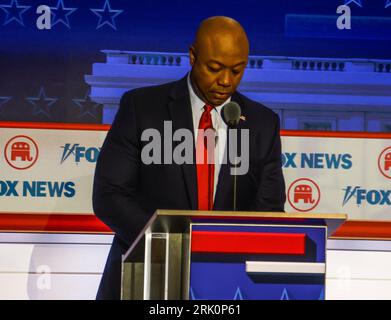 Milwaukee, Vereinigte Staaten. August 2023. Der republikanische Präsidentschaftskandidat Tim Scott steht an seiner Stelle während der ersten republikanischen Präsidentschaftskandidatur des Präsidentschaftswahlkampfes 2024 im Fiserv Forum in Milwaukee, Wisconsin, 23. August 2023. Das Fiserv-Forum wird vom 15. Bis 18. Juli 2024 Austragungsort der Republikanischen Nationalversammlung sein, auf der der republikanische Präsidentschaftskandidat nominiert wird. Foto von Tannen Maury/UPI Credit: UPI/Alamy Live News Stockfoto