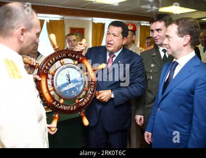 Bildnummer: 52789015  Datum: 27.11.2008  Copyright: imago/Xinhua Präsident Hugo Chavez (Mitte, Venezuela) und Präsident Dmitry Medvedev (re., Russland) besuchen das russische Kriegsschiff - Admiral Chabanenko - in La Guaira - Venezuela - PUBLICATIONxNOTxINxCHN, Personen , optimistisch; premiumd, 2008, La Guaria, Politik, Pressetermin; , quer, Kbdig, Gruppenbild, Randbild, People    Bildnummer 52789015 Date 27 11 2008 Copyright Imago XINHUA President Hugo Chavez centre Venezuela and President Dmitry Medvedev right Russia visit the Russian Warship Admiral Chabanenko in La Guaira Venezuela PUBLIC Stockfoto