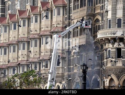 Bildnummer: 52791477 Datum: 29.11.2008 Copyright: imago/Xinhua Löscharbeiten am Taj Mahal Hotel in Mumbai, Indien PUBLICATIONxNOTxINxCHN, Gebäude, außen, Außenansicht , Personen; 2008, Mumbai, Löscheinsatz, löschen; , quer, Kbdig, Einzelbild, , Feuerwehr, Staat, Asien o0 Terror, Terrorismus, Terroranschlag Bildnummer 52791477 Datum 29 11 2008 Copyright Imago XINHUA Entladung im Taj Mahal Hotel in Mumbai Indien PUBLICATIONxNOTxINxCHN Außenansicht des Gebäudes Personen 2008 Mumbai Löscheinsatz löschen horizontale Kbdig Einzelfeuerwehr Staat Asien o0 Terror Terroranschlag Stockfoto