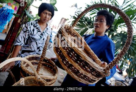 Bildnummer: 52792451  Datum: 18.09.2008  Copyright: imago/Xinhua Kundin wählt einen geflochtenen Korb aus auf einem Markt in Jakarta - PUBLICATIONxNOTxINxCHN , Personen , Objekte; 2008, Jakarta, Indonesien, Korb, Körbe; , quer, Kbdig, Gruppenbild, close, Einzelhandel, Wirtschaft,  ,  , Asien    Bildnummer 52792451 Date 18 09 2008 Copyright Imago XINHUA Customer elect a braided Basket out on a Market in Jakarta PUBLICATIONxNOTxINxCHN People Objects 2008 Jakarta Indonesia Basket Baskets horizontal Kbdig Group photo Close Retail Economy Asia Stock Photo