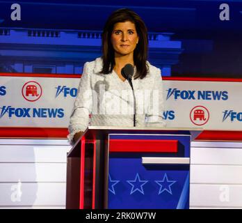 Milwaukee, Vereinigte Staaten. August 2023. Die republikanische Präsidentschaftskandidatin Nikki Haley steht auf ihrer Position während der ersten republikanischen Präsidentschaftskandidatur des Präsidentschaftskandidatums 2024 im Fiserv Forum in Milwaukee, Wisconsin, 23. August 2023. Das Fiserv-Forum wird vom 15. Bis 18. Juli 2024 Austragungsort der Republikanischen Nationalversammlung sein, auf der der republikanische Präsidentschaftskandidat nominiert wird. Foto von Tannen Maury/UPI Credit: UPI/Alamy Live News Stockfoto