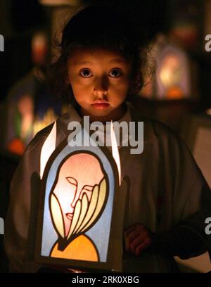 Bildnummer: 52807833  Datum: 10.12.2008  Copyright: imago/Xinhua Kind mit Laterne - Internationaler Tag der Menschenrechte in Bogota, Kolumbien  PUBLICATIONxNOTxINxCHN , Personen; 2008, Bogota, Kolumbien  , Menschenrechtstag , premiumd; , hoch, Kbdig, Einzelbild,  ,  , Asien    Bildnummer 52807833 Date 10 12 2008 Copyright Imago XINHUA Child with Lantern international Day the Human rights in Bogota Colombia PUBLICATIONxNOTxINxCHN People 2008 Bogota Colombia Human Rights Day premiumd vertical Kbdig Single Asia Stock Photo