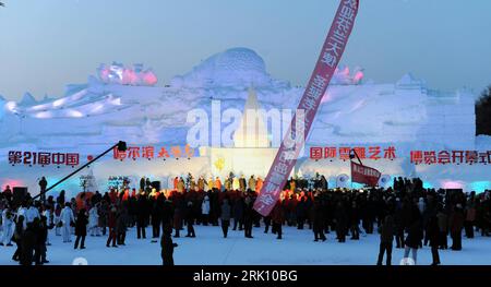 Bildnummer: 52822205 Datum: 21.12.2008 Copyright: imago/Xinhua Besucher vor Skulpturen aus Eis und Schnee während der 21.Harbin Taiyangdao International Snow Carving Expo in Harbin in der Provinz Heilongjiang PUBLICATIONxNOTxINxCHN, Landschaft , Personen; 2008, China, China, Skulptur, Figur, Statue, Eis, , , Schnitzerei, Besucher, Ausstellung, Exponat, Eisskulptur, Schneeskulptur; , quer, Kbdig, totale, Bildhauerei, Kunst, , Asien Bildnummer 52822205 Datum 21 12 2008 Copyright Imago XINHUA Besucher vor Skulpturen aus Eis und Schnee während der 21 Harbin International Snow Carvin Stockfoto