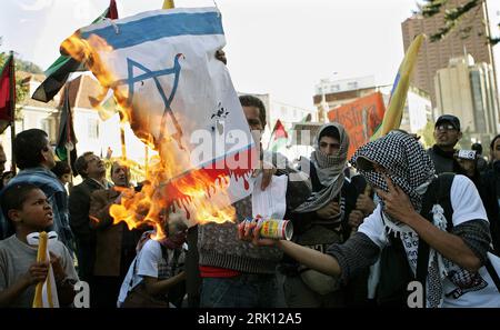 Bildnummer: 52837531 Datum: 02.01.2009 Copyright: imago/Xinhua Aufgebrachte Palästinenser verbrennen einer israelischen Fahne als Teilnehmer einer Anti-Israel Demonstration während des anhaltenden Nahostkonflikts in Bogota, Kolumbien PUBLICATIONxNOTxINxCHN, Personen; 2009, Bogota, Nahostkonflikt, Krieg, Demonstranten; , quer, Kbdig, Gruppenbild, , , Südamerika o0 Nationalfahne, Brennt, Politik Bildnummer 52837531 Datum 02 01 2009 Copyright Imago XINHUA Aufgebrachte PALÄSTINENSER verbrennen eine israelische Flagge als Teilnehmer einer Anti-Israel-Demonstration während des anhaltenden Nahostkonflikts in Bog Stockfoto