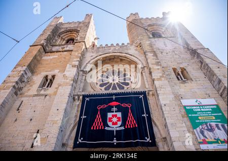 Lissabon, Portugal - 30. Juli 2023: Wunderschöne Kathedrale aus dem 12. Jahrhundert in Lissabons Altstadt. Stockfoto