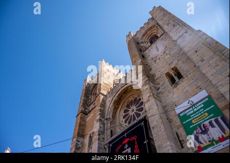 Lissabon, Portugal - 30. Juli 2023: Wunderschöne Kathedrale aus dem 12. Jahrhundert in Lissabons Altstadt. Stockfoto