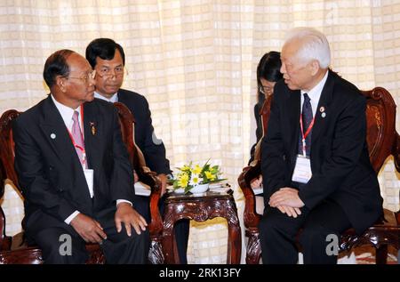 Bildnummer: 52846138  Datum: 13.01.2009  Copyright: imago/Xinhua Heng Samrin (li., Kambodscha/Präsident Nationalversammlung) und Zhou Tienong (China/Vizevorsitzender NVK) am Rande der 17. Jahreskonferenz des Asien-Pazifik-Parlament-Forums in Vientiane   PUBLICATIONxNOTxINxCHN , Personen; 2009, Vientiane   ,  premiumd ,  Politik ,; , quer, Kbdig, Gruppenbild, Randbild, People    Bildnummer 52846138 Date 13 01 2009 Copyright Imago XINHUA Heng Samrin left Cambodia President National Assembly and Zhou Tienong China Vice-Chairman NVK at Edge the 17 Annual conference the Asia Pacific Parliament Foru Stock Photo