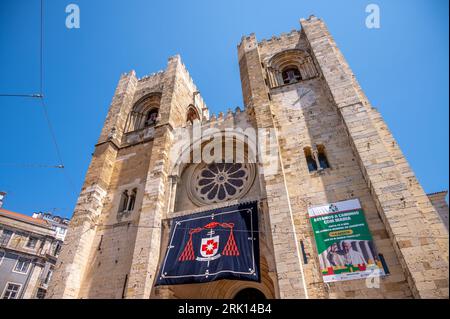 Lissabon, Portugal - 30. Juli 2023: Kathedrale von Lissabon in der Altstadt von Lissabon. Stockfoto