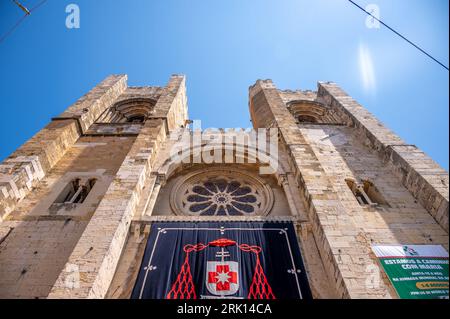 Lissabon, Portugal - 30. Juli 2023: Kathedrale von Lissabon in der Altstadt von Lissabon. Stockfoto