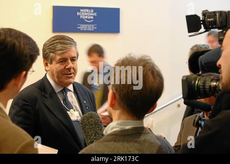 Bildnummer: 52867968  Datum: 29.01.2009  Copyright: imago/Xinhua Josef Ackermann (2.v.li., Vorstandsvorsitzender Deutsche Bank) während eines Pressetermins auf dem Weltwirtschaftsforum in Davos - PUBLICATIONxNOTxINxCHN , Personen; 2009, premiumd, Davos, WEF, Politik, Wirtschaft,  , Pressetermin; , quer, Kbdig, Gruppenbild, Randbild, People    Bildnummer 52867968 Date 29 01 2009 Copyright Imago XINHUA Joseph Ackermann 2 V left CEO German Bank during a Press call on the World Economic Forum in Davos PUBLICATIONxNOTxINxCHN People 2009 premiumd Davos WEF politics Economy Press call horizontal Kbdi Stock Photo