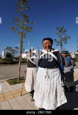 Bildnummer: 52870147 Datum: 25.10.2008 Copyright: imago/Xinhua Angehörige der Volksgruppe der Naxi in Lijiang, China PUBLICATIONxNOTxINxCHN, Personen; 2008, Lijiang, Einheimische, Einheimische, Chinesische, Chinesische; , hoch, Kbdig, Gruppenbild, , Gesellschaft, Asien Bildnummer 52870147 Datum 25 10 2008 Copyright Imago XINHUA Nationals The Ethnic Group The Naxi in Lijiang China PUBLICATIONxNOTxINxCHN People 2008 Lijiang Einheimische Native Chinese Vertical Kbdig Group Photo Society Asia Stockfoto