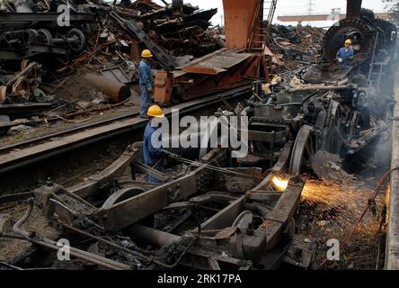 Bildnummer: 52871665 Datum: 23.11.2008 Copyright: imago/Xinhua Arbeiter verschrotten eine alte Dampflok der Firma Xinyu Iron & Steel Co. Ltd. In Xinyu City, Provinz Jiangxi , Objekte , Personen; 2008, China, Verschrottung, Lok, Lokomotive; , quer, Kbdig, total, Stahlindustrie, Wirtschaft, , Wirtschaft, Asien Bildnummer 52871665 Datum 23 11 2008 Copyright Imago XINHUA Workers Scrap a Old Steam The Company Xinyu Iron & Steel Co Ltd in der Provinz Xinyu Jiangxi Objects People 2008 China Scrapping Lok Lok Horizontal Kbdig Long Shot Steel Industry Economy Asia Stockfoto