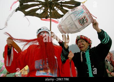 Bildnummer: 52872067 Datum: 13.12.2008 Copyright: imago/Xinhua Einheimische führen den traditionellen Zhongkui-Tanz vor während eines Volksfestes in Huangshan in der chinesischen Provinz Anhui - PUBLICATIONxNOTxINxCHN , Personen; 2008, Huangshan, China, Tradition, Kostüme; , quer, Kbdig, Gruppenbild, Close, , , Asien Bildnummer 52872067 Datum 13 12 2008 Copyright Imago XINHUA Einheimische führen den traditionellen Tanz vor während eines Folk Festivals in Huang Shan in der chinesischen Provinz Anhui PUBLICATIONxNOTxINxCHN People 2008 Huang Shan China Tracht horizontale Kbdig Group Foto nah wie Stockfoto