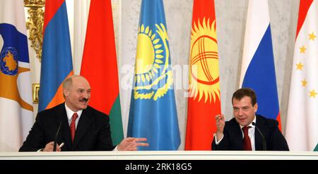 Bildnummer: 52876801  Datum: 04.02.2009  Copyright: imago/Xinhua Präsident Alexander Lukaschenko (li., Weißrussland) und Amtskollege Dimitri Medwedew (Russland) während einer Pressekonferenz zum Treffen der Eurasischen Wirtschaftsgemeinschaft - EurAsEC - in Moskau - PUBLICATIONxNOTxINxCHN, Personen , premiumd; 2009, Moskau , Pressekonferenz , Pressetermin , Politik , Eurasische; , quer, Kbdig, Gruppenbild, close, Randbild, People    Bildnummer 52876801 Date 04 02 2009 Copyright Imago XINHUA President Alexander Lukashenko left Belarus and Counterpart Dimitri Medvedev Russia during a Press confe Stock Photo