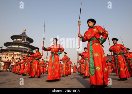 Bildnummer: 52876732 Datum: 26.01.2009 Copyright: imago/Xinhua Teilnehmer in traditioneller Kleidung vollziehen das Königliche Ritual - Anbetung des Himmels - vor der Gebetshalle für Gute Ernte des Himmelstempels - Tiantan - in Peking - PUBLICATIONxNOTxINxCHN, Personen , Highlight; 2009, Peking, China , Tradition , Königliches, Himmelstempel; , quer, Kbdig, total, , Gesellschaft, Asien Bildnummer 52876732 Datum 26 01 2009 Copyright Imago XINHUA Teilnehmer in traditioneller Kleidung überführen die königliche Ritualverehrung den Himmel vor dem Gebetssaal für die gute Ernte den Himmelstempel Tiantan Stockfoto