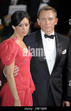 Bildnummer: 52904696  Datum: 23.02.2009  Copyright: imago/Xinhua Schauspieler Daniel Craig mit Freundin Satsuki Mitchell anlässlich der - 81. Annual Academy Awards - in Hollywood - PUBLICATIONxNOTxINxCHN , Personen; 2009, Los Angeles, Pressetermin, Oscar, Oscars, Oscarverleihung, Film, Familie, Frau; , hoch, Kbdig, Gruppenbild, Randbild, People    Bildnummer 52904696 Date 23 02 2009 Copyright Imago XINHUA Actor Daniel Craig with Girlfriend Satsuki Mitchell during the 81 Annual Academy Awards in Hollywood PUBLICATIONxNOTxINxCHN People 2009 Los Angeles Press call Oscar Oscars Oscar ceremony Film Stock Photo