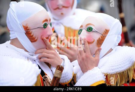 Bildnummer: 52908247  Datum: 24.02.2009  Copyright: imago/Xinhua Maskierte Teilnehmer des Karnevals in Binche bei Brüssel PUBLICATIONxNOTxINxCHN , Personen; 2009, Binche bei Brüssel , Belgien, Kostüm, kostümiert, verkleidet, Verkleidung , Maske , premiumd; , quer, Kbdig, Gruppenbild, close,  ,  , Europa o0 Karneval, traditionelle Feste    Bildnummer 52908247 Date 24 02 2009 Copyright Imago XINHUA Masked Participants the Carnival in Binche at Brussels PUBLICATIONxNOTxINxCHN People 2009 Binche at Brussels Belgium Costume kostümiert disguises Covering Mask premiumd horizontal Kbdig Group photo Cl Stock Photo