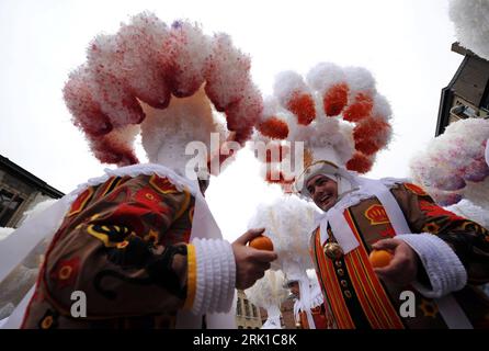 Bildnummer: 52908248  Datum: 24.02.2009  Copyright: imago/Xinhua Kostümierte Teilnehmer des Karnevals in Binche bei Brüssel PUBLICATIONxNOTxINxCHN , Personen , optimistisch; 2009, Binche bei Brüssel , Belgien, Kostüm, kostümiert, verkleidet, Verkleidung ,  , premiumd; , quer, Kbdig, Gruppenbild, close, Froschperspektive, Perspektive,  ,  , Europa o0 Karneval, traditionelle Feste    Bildnummer 52908248 Date 24 02 2009 Copyright Imago XINHUA Kostümierte Participants the Carnival in Binche at Brussels PUBLICATIONxNOTxINxCHN People optimistic 2009 Binche at Brussels Belgium Costume kostümiert disg Stock Photo