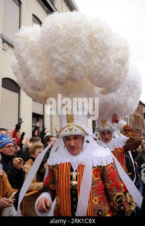 Bildnummer: 52908249 Datum: 24.02.2009 Copyright: imago/Xinhua Kostümierte Teilnehmer des Karnevals in Binche bei Brüssel PUBLICATIONxNOTxINxCHN , Personen; 2009, Binche bei Brüssel , Belgien, Kostüm, kostümiert, verkleidet, Verkleidung , ,; , hoch, Kbdig, Gruppenbild, , , , Europa o0 Karneval, traditionelles fest Bildnummer 52908249 Datum 24 02 2009 Copyright Imago XINHUA Kostümierte Teilnehmer der Karneval in Binche in Brüssel PUBLICATIONxNOTxINxCHN People 2009 Binche in Brüssel Belgien Kostüm kostümierte Verkleidungen mit vertikalem Kbdig Gruppenfoto Europa o0 Karneval traditionell p Stockfoto