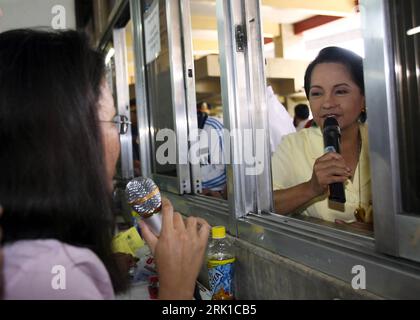 Bildnummer: 52908251 Datum: 25.02.2009 Copyright: imago/Xinhua Präsidentin Gloria Macapagal-Arroyo (Re., Philippinen) besucht die Jobbörse der Philippine Overseas Employment Agency (POEA) in Mandaluyong PUBLICATIONxNOTxINxCHN , Personen, premiumd; 2009, Mandaluyong, Politik; , quer, Kbdig, Gruppenbild, Randbild, Asien Bildnummer 52908251 Datum 25 02 2009 Copyright Imago XINHUA Präsidentin Gloria Macapagal Arroyo Right Philippinen besuchte das Job Center die philippinische Agentur für Überseeische Arbeit POEA in Mandaluyong PUBLICATIONxNOTxINxCHN die Menschen uraufgeführt 2009 Mandaluyong Politik horizontal Stockfoto