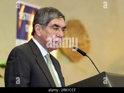 Bildnummer: 52908298 Datum: 25.02.2009 Copyright: imago/Xinhua Präsident Oscar Arias (Costa Rica) in San Jose - PUBLICATIONxNOTxINxCHN, Personen; 2009, San Jose, Politik; , quer, Kbdig, Einzelbild, Close, , People Bildnummer 52908298 Datum 25 02 2009 Copyright Imago XINHUA Präsident Oscar Arias Costa Rica in San Jose PUBLICATIONxNOTxINxCHN People 2009 San Jose Politik horizontal Kbdig Single Close Prominente Stockfoto