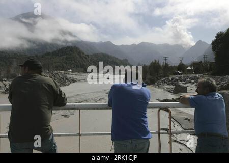 Bildnummer: 52909865 Datum: 26.02.2009 Copyright: imago/Xinhua einheimische beobachten den anhaltenden Rauch über der Eruptionsstelle des Vulkans - Chaiten - in Chile - PUBLICATIONxNOTxINxCHN, Personen , Landschaft; 2009, Chaiten, Chile, Vulkan, Naturkatastrophe, Vulkanausbruch, Eruption; , quer, Kbdig, total, , , Südamerika Bildnummer 52909865 Datum 26 02 2009 Copyright Imago XINHUA Einheimische beobachteten den anhaltenden Rauch über dem Eruptionsort The Volcano Chaiten in Chile PUBLICATIONxNOTxINxCHN People Landscape 2009 Chaiten Chile Volcano Natural Disaster Volcano Volcano eruption Horizo Stockfoto