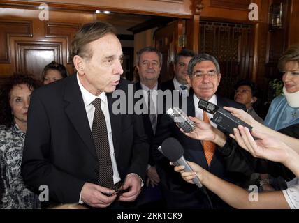 Bildnummer: 52909950  Datum: 27.02.2009  Copyright: imago/Xinhua Raimon Obiolsi (li., Spanien/Sozialdemokratische Fraktion im Europäischen Parlament) während eines Treffens mit Präsident Oscar Arias (re., Costa Rica) und den Sozialisten Maria Sornosa und Emilio Menendez del Valle zu EU-Südamerika-Verhandlungen in San Jose - PUBLICATIONxNOTxINxCHN, Personen; 2009, San Jose, Politik, premiumd, Pressetermin, Pressekonferenz; , quer, Kbdig, Gruppenbild, Randbild, People    Bildnummer 52909950 Date 27 02 2009 Copyright Imago XINHUA Raimon Obiolsi left Spain Socialist Group in European Parliament du Stock Photo