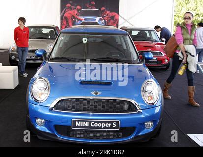 Bildnummer: 52911831  Datum: 11.10.2008  Copyright: imago/Xinhua Mini Cooper S auf der - 6th Beijing International Business Auto Show - in Peking PUBLICATIONxNOTxINxCHN, Objekte; 2008, Peking, China, Autoshow, Autoausstellung, Ausstellung, Automesse, PKW, Auto; , quer, Kbdig, Einzelbild, Automobilindustrie, Wirtschaft,  ,  , Asien    Bildnummer 52911831 Date 11 10 2008 Copyright Imago XINHUA Mini Cooper S on the 6th Beijing International Business Car Show in Beijing PUBLICATIONxNOTxINxCHN Objects 2008 Beijing China Auto Show Auto exhibition Exhibition Auto Fair Car Car horizontal Kbdig Single Stock Photo