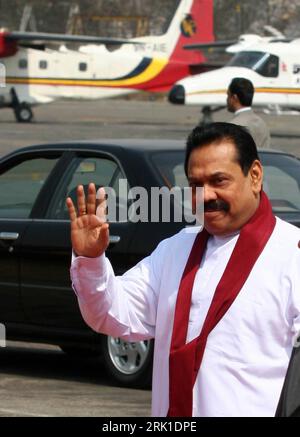 Bildnummer: 52914623 Datum: 02.03.2009 Copyright: imago/Xinhua Präsident Mahinda Rajapaksa (Sri Lanka) nach seiner Ankunft in Kathmandu während seines Besuchs in Nepal PUBLICATIONxNOTxINxCHN, Personen , premiumd; 2009, Politik; , hoch, Kbdig, Einzelbild, Randbild, People Bildnummer 52914623 Datum 02 03 2009 Copyright Imago XINHUA Präsident Mahinda Rajapaksa Sri Lanka nach seiner Ankunft in Kathmandu während seines Besuchs in Nepal PUBLICATIONxNOTxINxCHN People uraufgeführt 2009 Politik vertikal Kbdig Single Edge Image Prominente Stockfoto