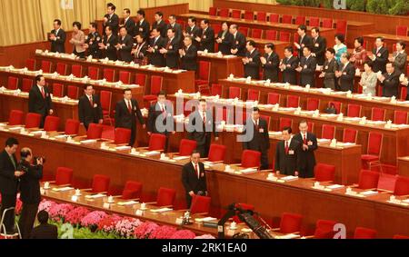 Bildnummer: 52917799 Datum: 05.03.2009 Copyright: imago/Xinhua Wu Bangguo (1. Reihe, China/Vorsitzender nationaler Volkskongress) auf dem Weg zu seinem Sitzplatz anlässlich einer Sitzung des 11. Nationale Volkskongresse des Nationalkomitees der Kommunistischen Partei Chinas in Peking - Dahinter: Präsident Hu Jintao (2. Reihe 2.v.Re., China), Premierminister Wen Jiabao (2. Reihe Re., China), Jia Qinglin (2. Reihe 3.v.Re., China), Li Changchun (2. Reihe 4.v.Re., China), Xi Jinping (2. Reihe 5.v.Re., China), Li Keqili vang 2 Stockfoto