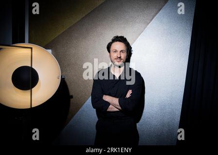 Berlin, Deutschland. Juli 2023. Dimitrij Schaad, Schauspieler, steht vor einem Berliner Hotel während einer Fotosession mit der Deutschen Presseagentur für den Film 'Sophia, Death and I' (zu dpa-Korr 'Trinken von drei Bieren mit dem Tod: 'Sophia, Death and I') Credit: Christoph Soeder/dpa/Alamy Live News Stockfoto