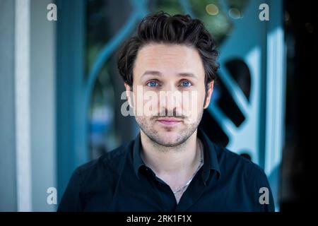 Berlin, Deutschland. Juli 2023. Dimitrij Schaad, Schauspieler, steht vor einem Berliner Hotel während einer Fotosession mit der Deutschen Presseagentur für den Film 'Sophia, Death and I' (zu dpa-Korr 'Trinken von drei Bieren mit dem Tod: 'Sophia, Death and I') Credit: Christoph Soeder/dpa/Alamy Live News Stockfoto