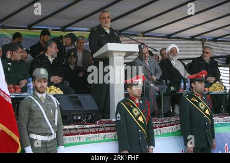 Bildnummer: 52924109 Datum: 09.03.2009 Copyright: imago/Xinhua Brigadegeneral Aziz-allah Rajab Zadeh (Mitte, Iran/Polizeichef Teheran) hält eine Ansprache vor der öffentlichen Verbrennung von beschlagnahmten Drogen in Teheran - PUBLICATIONxNOTxINxCHN, Personen; 2009, Teheran, Politik; , quer, Kbdig, total, Randbild, Polizei, Staat, Menschen Bildnummer 52924109 Datum 09 03 2009 Copyright Imago XINHUA Brigadegeneral Aziz Allah Zadeh Zentrum Iran Polizeichef Teheran hält eine Rede vor der öffentlichen Verbrennung von beschlagnahmten Drogen in Teheran PUBLICATIONxNOTxINxCHN People 2009 Teheraner Politik hor Stockfoto