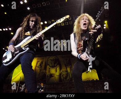 Bildnummer: 52927594 Datum: 11.03.2009 Copyright: imago/Xinhua Bassist Steve Harris (li.) Und Gitarrist Janick Gers (Iron Maiden) während eines Konzerts in Quito - PUBLICATIONxNOTxINxCHN, Personen; 2009, Quito, Musik; , quer, Kbdig, Gruppenbild, Aktion, People Bildnummer 52927594 Datum 11 03 2009 Copyright Imago XINHUA Bassist Steve Harris links und Gitarrist Janick Gers Iron Maiden während eines Konzerts in Quito PUBLICATIONxNOTxINxCHN People 2009 Quito Music Horizontal Kbdig Group Foto Action Shot Prominente Stockfoto