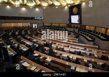 Bildnummer: 52937770 Datum: 19.03.2009 Copyright: imago/Xinhua Thailands Parlamentarier debattiert über die Möglichkeit eines Misstrauensvotums gegen Premierminister Abhisit Vejjajiva (Thailand) in Bangkok - PUBLICATIONxNOTxINxCHN, Personen; 2009, Bangkok, Thailand, Parlament, Misstrauensvotum, Debatte, premiumd; , quer, Kbdig, total, , Politik, Asien Bildnummer 52937770 Datum 19 03 2009 Copyright Imago XINHUA Parlamentarier auf dem thailändischen Festland debattieren über die Möglichkeit eines Misstrauensvotums gegen Premierminister Abhisit Vejjajiva Thai Country in Bangkok PUBLICATIONxNOTxINxCHN People 2009 Stockfoto