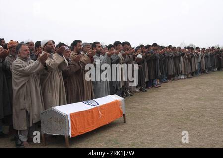 Bildnummer: 52944984 Datum: 24.03.2009 Copyright: imago/Xinhua Trauergäste beten vor dem Sarg von Shabir Ahmad Malik während einer Trauerfeier in DAB bei Srinagar in Kaschmir: Der Soldat wurde während eines Gefechts zwischen der indischen Armee und militanten Gruppen getötet - PUBLICATIONxNOTxINxCHN , Objekte; 2009, Srinagar, Personen, Kaschmir, Indien, Kaschmirkonflikt, Begräbnis, Beerdigung, Beisetzung, Trauerfeier, Gebet, Moslem; , quer, Kbdig, Totale, Islam, Religion, , Asien Bildnummer 52944984 Datum 24 03 2009 Copyright Imago XINHUA Trauer vor dem Sarg von Ahmad Ma Stockfoto