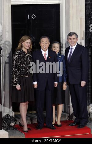 Bildnummer: 52957603 Datum: 01.04.2009 Copyright: imago/Xinhua Premierminister Gordon Brown (re., Großbritannien) mit Ehefrau Sara (li.) Begrüßt Ban Ki-Moon (Südkorea/UN-Generalsekretär) mit seiner Frau Yoo Soon-taek in der Downing Street zum G20-Gipfel in London - PUBLICATIONxNOTxINxCHN, Personen , optimistisch; 2009, London, g, 20, G20, Gipfel, Weltfinanzgipfel, Wirtschaftsgipfel, Politik, Pressetermin, 10, Familie; , hoch, Kbdig, Gruppenbild, Randbild, People Bildnummer 52957603 Datum 01 04 2009 Copyright Imago XINHUA Premierminister Gordon Brown Right UK mit Ehefrau Sara Left begrüßte Ban Stockfoto