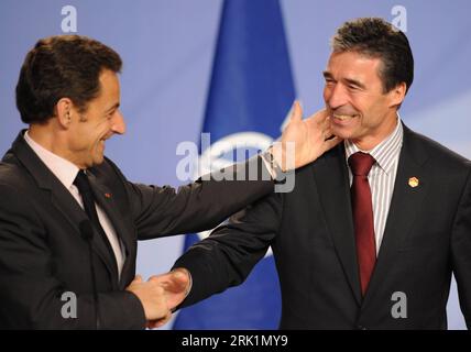 Bildnummer: 52960636 Datum: 04.04.2009 Copyright: imago/Xinhua Premierminister anders Fogh Rasmussen (Re., Dänemark) erhält Glückwünsche von Präsident Nicolas Sarkozy (Frankreich) zu seiner Ernennung zum NATO-Generalsekretär während der Pressekonferenz zum Abschluss des NATO-Gipfels in Straßburg - PUBLICATIONxNOTxINxCHN, Personen , optimistisch , Freude , Harmonie; Highlight, Premiere, 2009, Straßburg, Politik, Gipfel, Händeschütteln, Schütteln, Pressetermin; , quer, Kbdig, Gruppenbild, Close, Randbild, People Bildnummer 52960636 Datum 04 04 2009 Copyright Imago XINHUA Premierminister anders Stockfoto