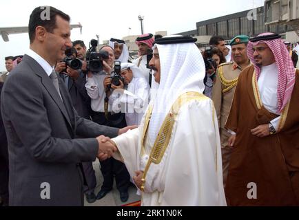 Bildnummer: 52960749 Datum: 03.04.2009 Copyright: imago/Xinhua Präsident Bashar al-Assad (li., Syrien) und König Hamad bin Isa al-Khalifa (Bahrain) in Manama - PUBLICATIONxNOTxINxCHN, Personen , optimistisch; 2009, Manama, Politik, Pressetermin, Händeschütteln, Schütteln; , quer, Kbdig, Gruppenbild, Randbild, People; Aufnahmedatum geschätzt Bildnummer 52960749 Datum 03 04 2009 Copyright Imago XINHUA Präsident Bashar Al Assad verließ Syrien und König Hamad am Isa Al Khalifa Bahrain in Manama PUBLICATIONxNOTxINxCHN Menschen optimistisch 2009 Manama Politik Presse Ruf Hände schütteln Hände horizontal schütteln Stockfoto