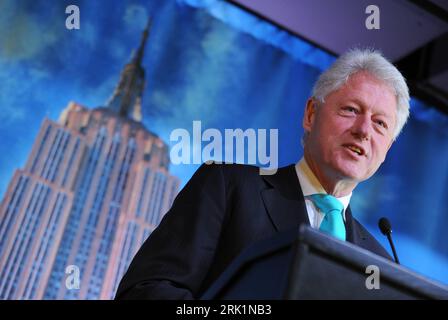 Bildnummer: 52963538 Datum: 06.04.2009 Copyright: imago/Xinhua Bill Clinton (USA) während einer Pressekonferenz im Empire State Building zu einem Projekt, das den Energieverbrauch des Gebäude reduzieren soll, New York (PUBLICATIONxNOTxINxCHN), Personen; 2009, New York, Politik, Umweltschutz, Energieverbrauch; , quer, Kbdig, Einzelbild, Close, Randbild, People Bildnummer 52963538 Datum 06 04 2009 Copyright Imago XINHUA Bill Clinton Administration USA während einer Pressekonferenz im Empire State Building zu einem Projekt der Energieverbrauch das Gebäude reduziert sollte New York PUBLICATIONxN Stockfoto