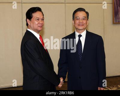 Bildnummer: 52975786  Datum: 17.04.2009  Copyright: imago/Xinhua Premierminister Nguyen Tan Dung  (li., Vietnam) und Premierminister Wen Jiabao (China) in Sanya - PUBLICATIONxNOTxINxCHN, Personen; 2009, Sanya, Politik, Pressetermin; , quer, Kbdig, Gruppenbild, close, Randbild, People    Bildnummer 52975786 Date 17 04 2009 Copyright Imago XINHUA Prime Minister Nguyen TAN Dung left Vietnam and Prime Minister Wen Jiabao China in Sanya PUBLICATIONxNOTxINxCHN People 2009 Sanya politics Press call horizontal Kbdig Group photo Close Edge image Celebrities Stockfoto
